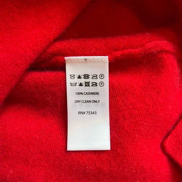 100% Cashmere Vibrant Red Turtleneck Sweater. - Picture 3 of 6
